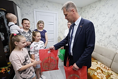 Подарки во время акции \"В школу с добрым сердцем\" получила многодетная семья из Витебска