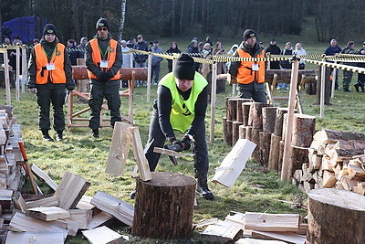 Невероятная атмосфера. Четвертый чемпионат по колке дров среди СМИ проходит в Минском районе