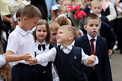 \"В три раза более долгожданно и волнительно\". В Минске в первый класс пошли тройняшки