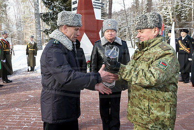 Кубок-символ \"Эстафеты Победы\" торжественно передали российским пограничникам