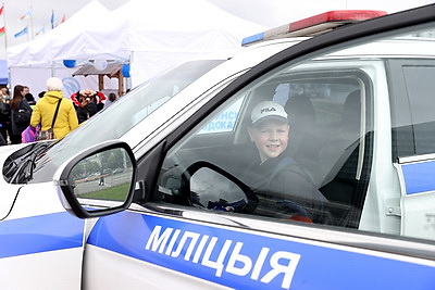 Масштабный детский праздник проходит у Национальной библиотеки в Минске
