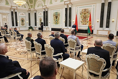 Лукашенко вручил государственные награды заслуженным представителям различных сфер