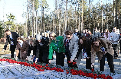 Участники \"Молодежной столицы-2025\" посадили у мемориала \"Партизанская криничка\" 80 берез