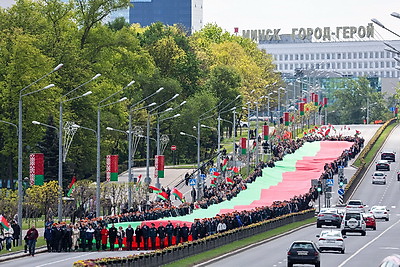 500 м длиной и 9 м шириной. В Минске пронесли самый большой флаг Беларуси