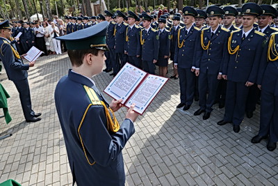 Около 180 молодых таможенников приняли присягу на \"Партизанской криничке\" под Гомелем
