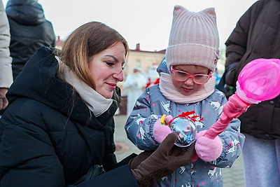 В Минске прошло шествие Дедов Морозов и Снегурочек