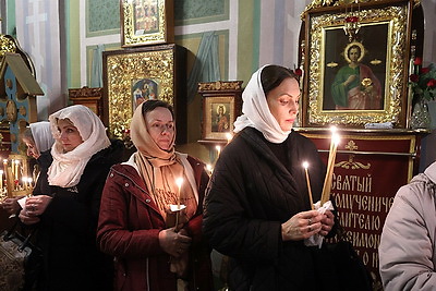 Православные верующие празднуют Сретение Господне