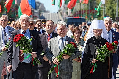 Народное возложение цветов прошло у монумента Победы в Минске