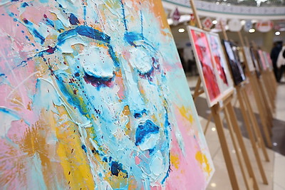 \"Другая глубина\". Новая выставка в рамках инклюзивного проекта БСЖ открылась в Минске