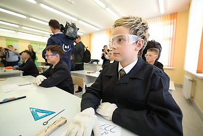 Железнодорожный класс и шикарная спортивная база. Новую школу открыли в Минске