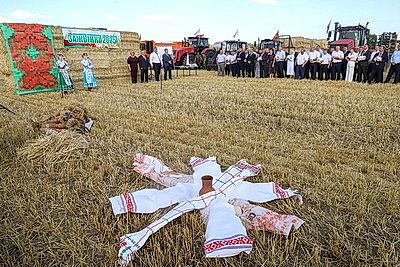 Областные \"Зажинки\" провели в Мозырском районе на щедрый урожай