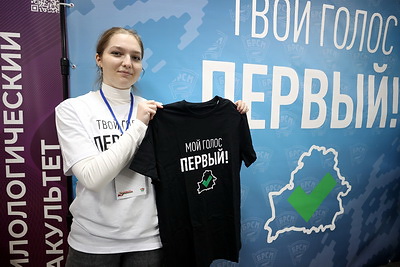 \"Твой голос первый\". Молодые избиратели голосуют на выборах Президента