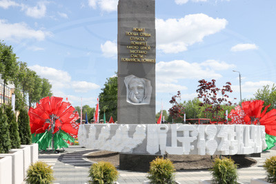 \"Память о вас никогда не умрет\". Обновленный памятник погибшим в ВОВ гомсельмашевцам открыли в Гомеле