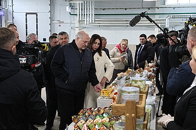 Лукашенко ознакомился с развитием в Беларуси птицеводческой отрасли