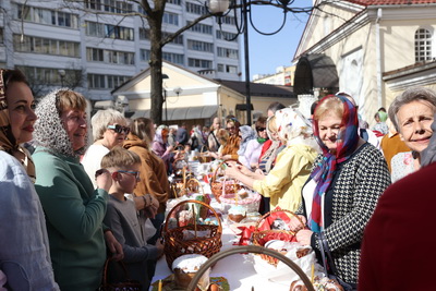 Накануне Пасхи белорусы освящают куличи в храмах и костелах