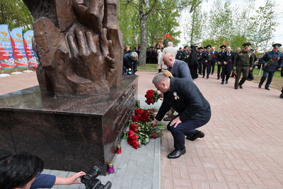 Памятный знак жертвам геноцида белорусского народа \"Древо жизни\" открыли в Витебске