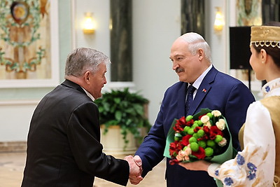 Лукашенко вручил государственные награды заслуженным представителям различных сфер