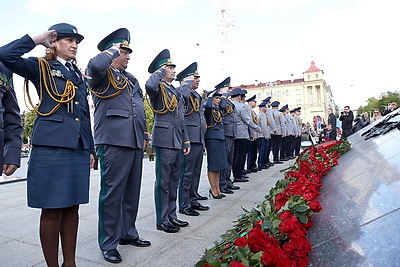 \"Беларусь помнит\": торжественная церемония возложения цветов проходит на площади Победы