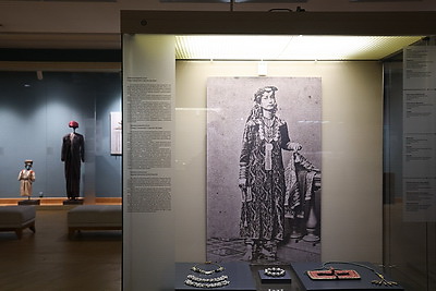 \"Элегантность серебра\". В Национальном художественном музее представили сокровища оманского двора