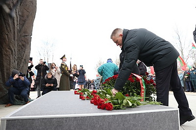Камень и цветы. У монумента \"Врата памяти\" в Тростенце прошел митинг-реквием