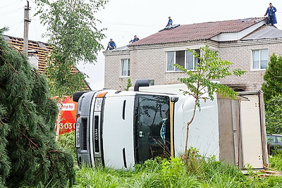 Спасатели продолжают ликвидировать последствия прохождения грозового фронта в Минском районе