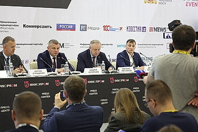Проведение премьерной выставки \"ИННОПРОМ\" в Беларуси обсудили на пресс-конференции в Екатеринбурге