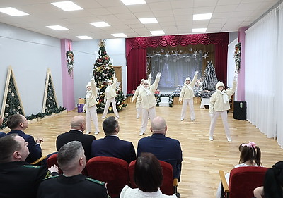 Тепло и душевно. Воспитанников Сенненского детского дома поздравили с наступающим Новым годом