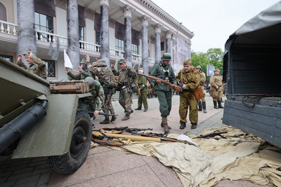 Перестрелка, взрывы и водружение Знамени Победы. В Гродно прошла реконструкция штурма Рейхстага
