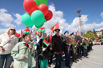 Память живет в сердцах! Народное возложение проходит на Площади Победы
