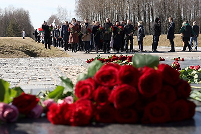Колокола и людская скорбь. В день памяти Хатыни на мемориале возлагают цветы
