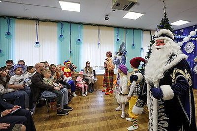 Подарки в рамках акции \"Наши дети\" вручили воспитанникам ЦКРОиР Первомайского района Минска