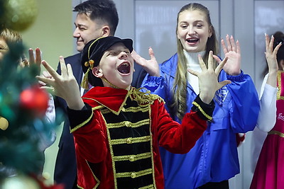 Детская площадка в подарок. Шулейко поздравил воспитанников пансионата \"Васильки\" в Щучинском районе