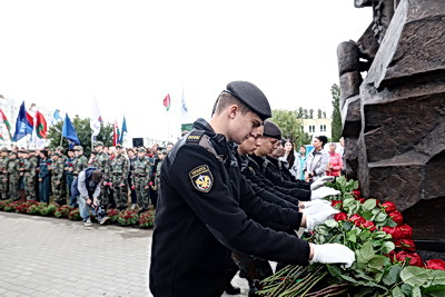 \"Это был не лагерь, а фабрика смерти\". В Тростенце открыли памятный знак жертвам геноцида