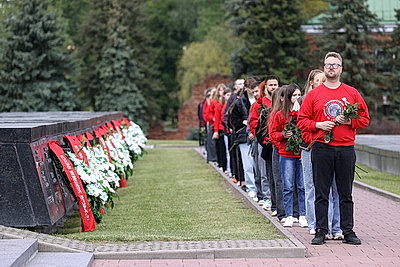 Гигантское знамя Победы развернули в Брестской крепости участники экспедиции \"Непокоренные\"