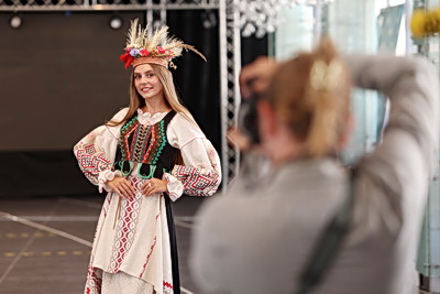 \"Дизайн пока держим в тайне\". Финалистки \"Мисс Беларусь\" примерили костюмы топ-10