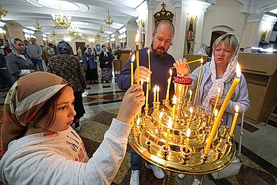 Православные верующие отмечают Преображение Господне - Яблочный Спас