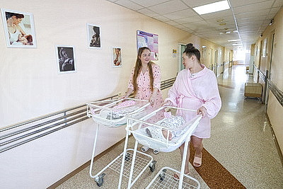 В Витебском областном роддоме чествовали родивших в День Независимости женщин