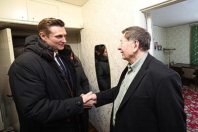 Автор гимна и \"сінявокай Беларусі\". Награду от главы государства доставили Владимиру Каризне