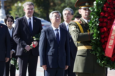 Член Посткома Политбюро ЦК КПК возложил венок к монументу Победы в Минске