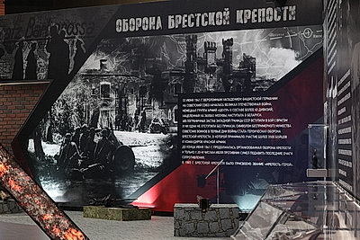 \"Я был просто в шоке\". Не только детей оставляет под впечатлением выставка \"Дорога к Победе\" в ММВЦ