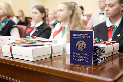 \"Воспитывает чувство гражданственности и патриотизма\". Миклашевич об акции \"Мы - граждане Беларуси!\"