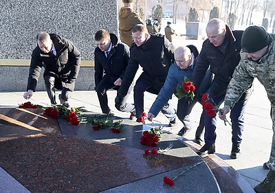 В Витебске состоялась церемония возложения цветов и венков ко Дню защитников Отечества