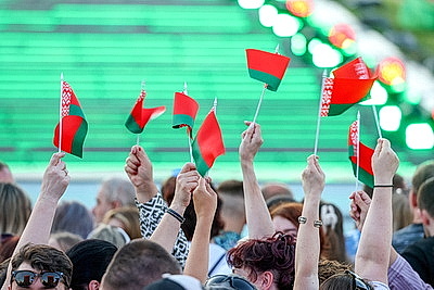 Гала-концерт \"Сильны в единстве, едины в песне\" собрал тысячи минчан у стелы \"Минск - город-герой\"