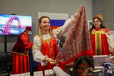 Добро, мир и рождественские подарки. Супруги послов провели предновогоднюю благотворительную ярмарку