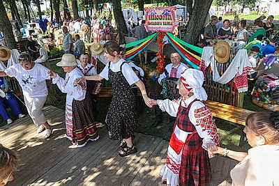 \"Льняная карусель\" закружила в Корме