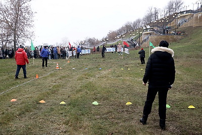 Меткость, удача, азарт. Первый чемпионат по метанию валенка прошел в Могилеве
