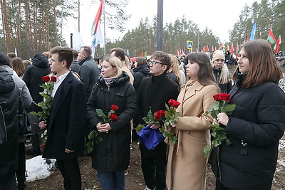 \"Каждый камень, каждый метр земли пропитан страданием\". В Озаричах почтили память жертв лагеря смерти