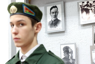 Медаль Героя Советского Союза Василия Козлова передали музею школы №122 в Минске