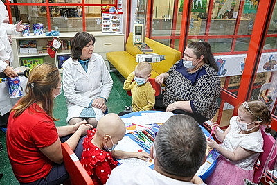 В ожидании новогоднего чуда. Кочанова поздравила юных пациентов РНПЦ детской онкологии