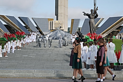 Торжественная церемония возложения цветов прошла у стелы \"Минск - город-герой\"